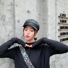 Женская шапка на пуговицах из искусственной кожи с эффектом потертости; сезон осень-зима; Женская универсальная шапка в стиле ретро из мягкой кожи с плоским верхом и короткими полями; цвет темно-синий