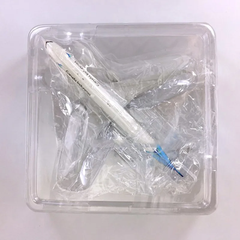 18 см 1:400 Boeing B777-300 модель Garuda Indonesia с пластиковым основанием сплав самолет коллекционный дисплей статическая модель игрушки