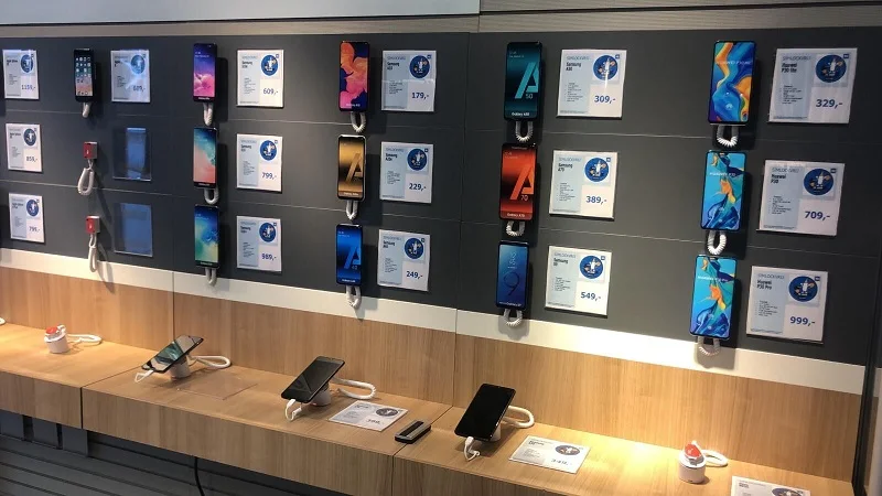 Magnetic_Cell_Phone_display_pull_box_Holder_for_Retail_Security