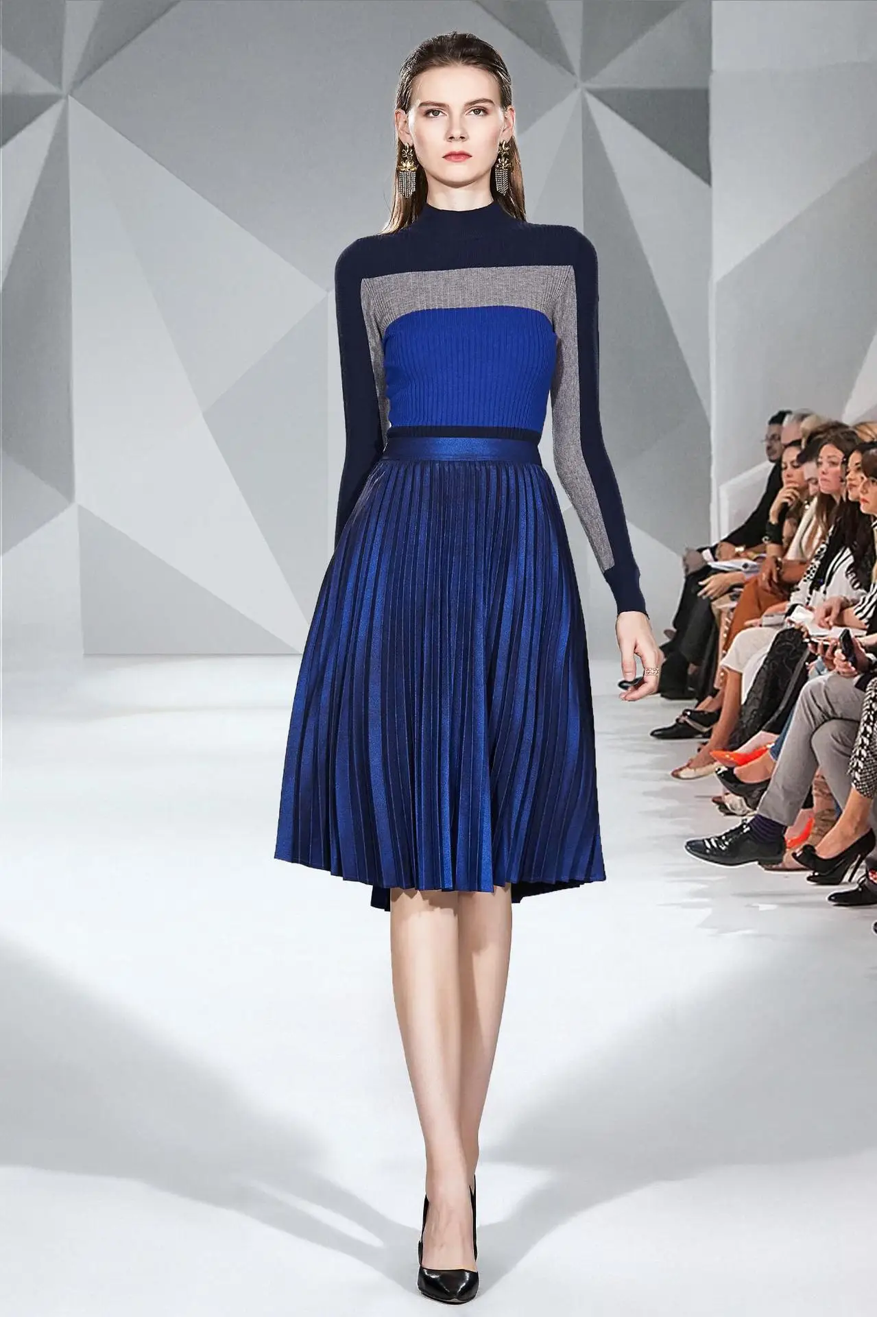 

Photo Shoot WOMEN'S Dress-Style Contrast Color Slim Fit Base Sweater Sweater + Pleated by Age Skirt Set