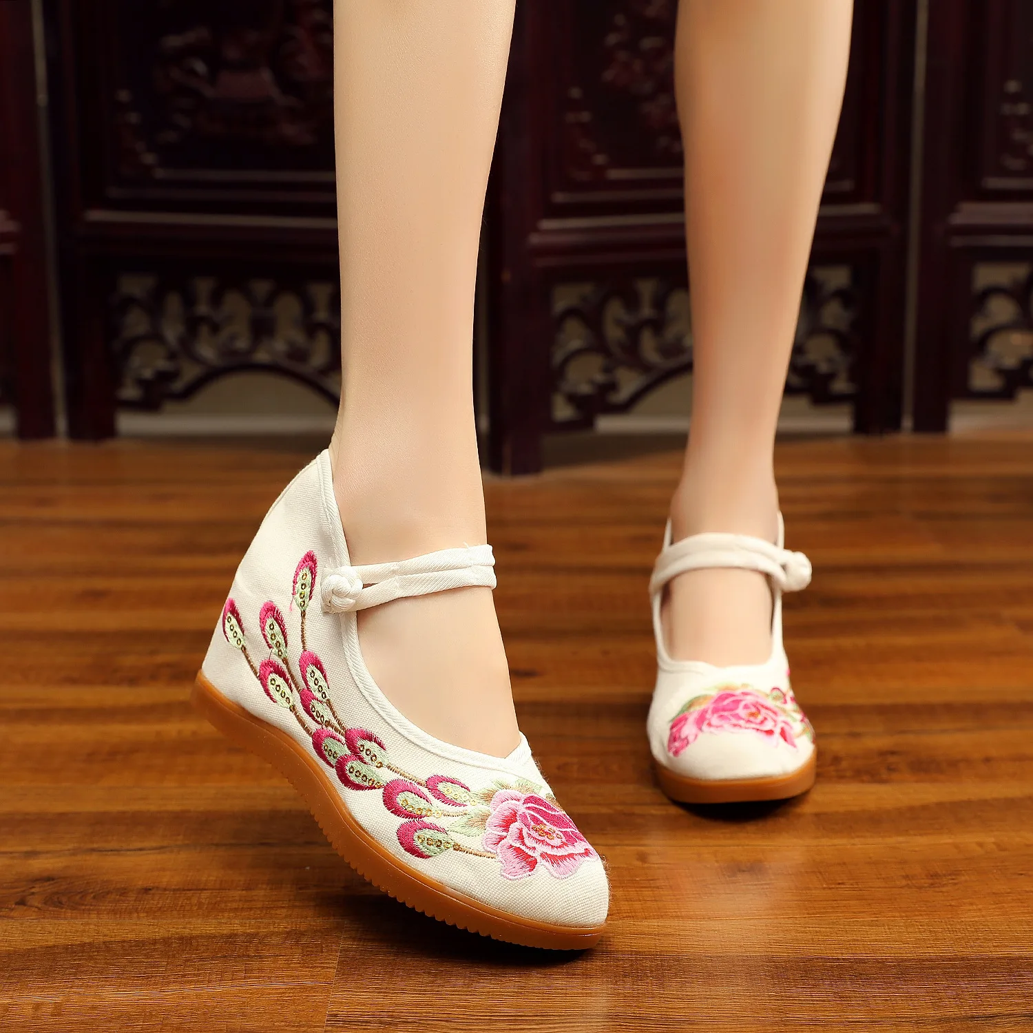 

Peacock Tail Lingfei Embroidery Cloth Shoes Ethnic-Style Rubber Sole Elevator Square Dance Spring And Autumn WOMEN'S Shoes