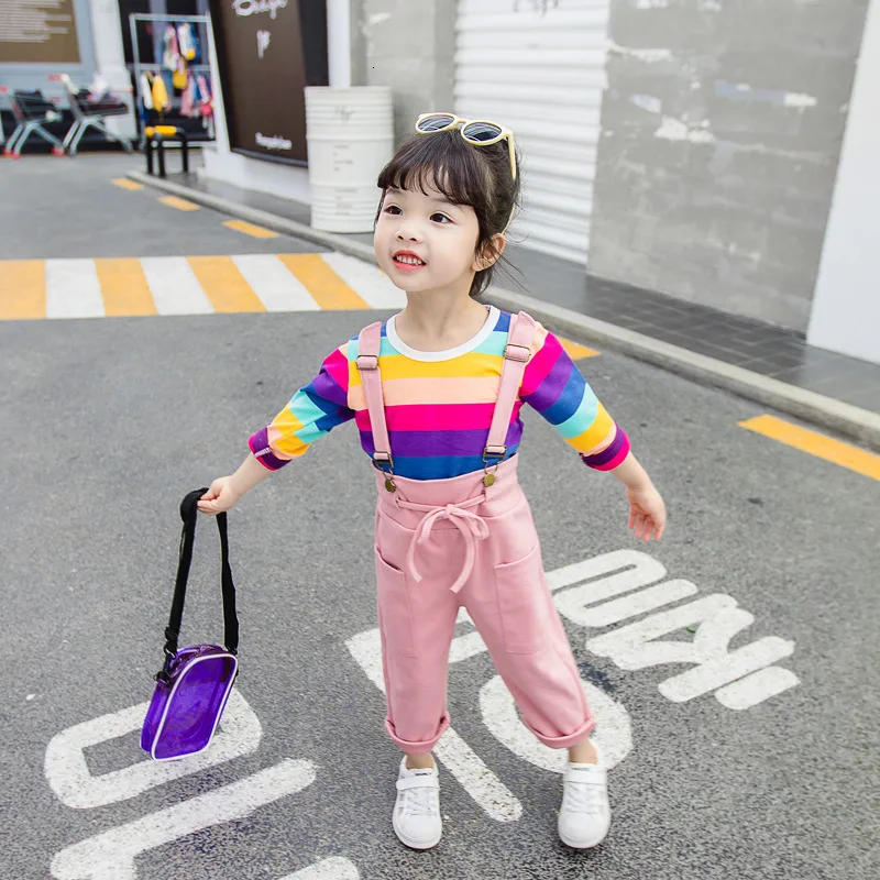 Осенняя модная одежда для маленьких девочек; детская футболка ярких цветов с радугой; штаны на подтяжках; комплекты одежды; хлопковые спортивные костюмы для малышей