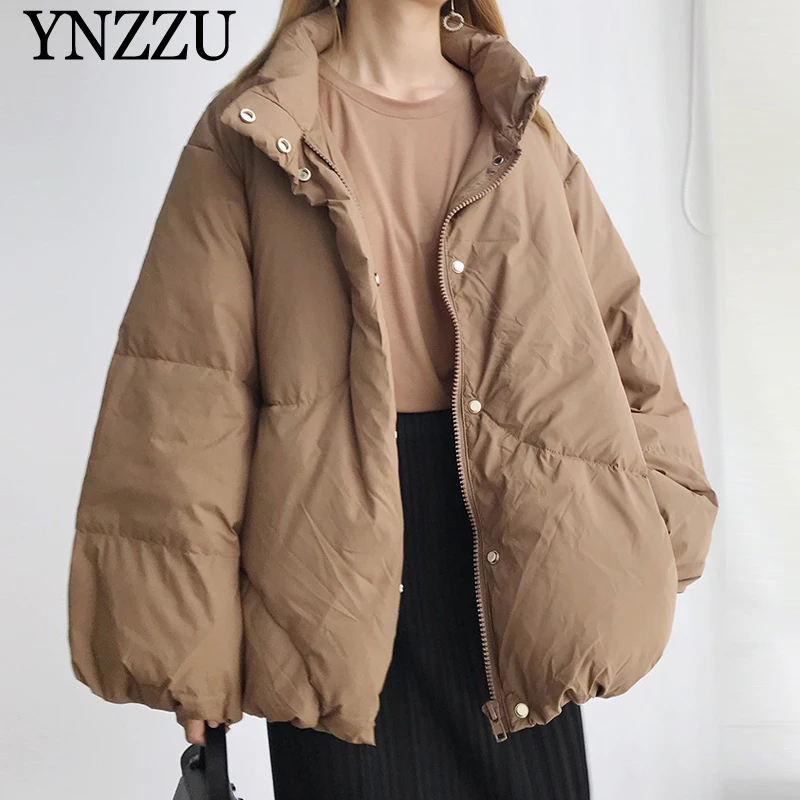 Baratos 2019 linterna de invierno manga mujer chaqueta de cuello alto Camel mujer corto abrigo Oversize Casual Chic prendas de vestir YNZZU YO988