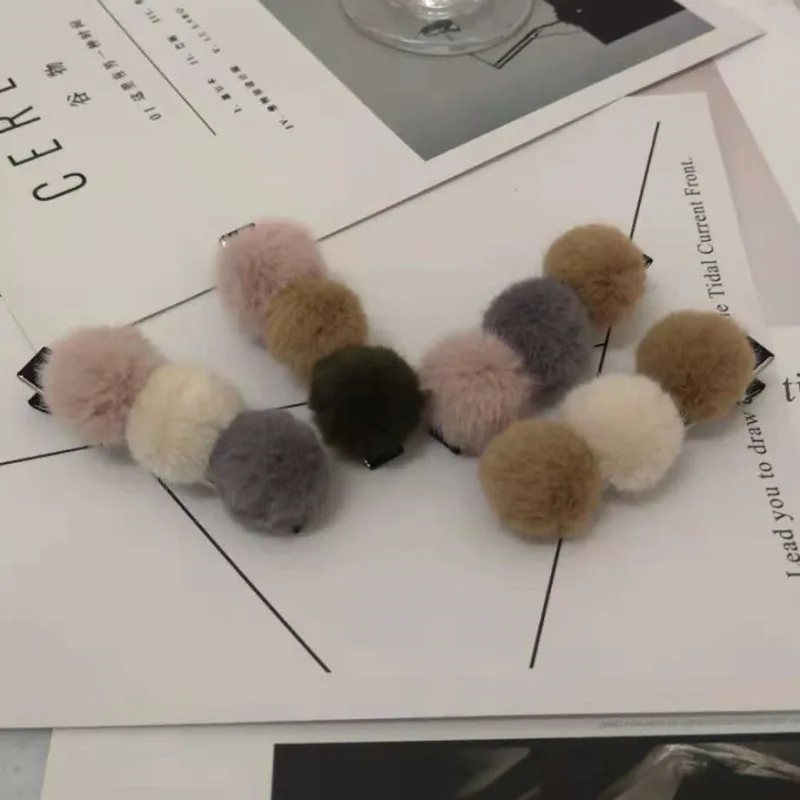 

2019 winter new hairpin net red trembles the new wool ball rabbit fur contrast color word clip hairpin Korea Mori girl Wool ball