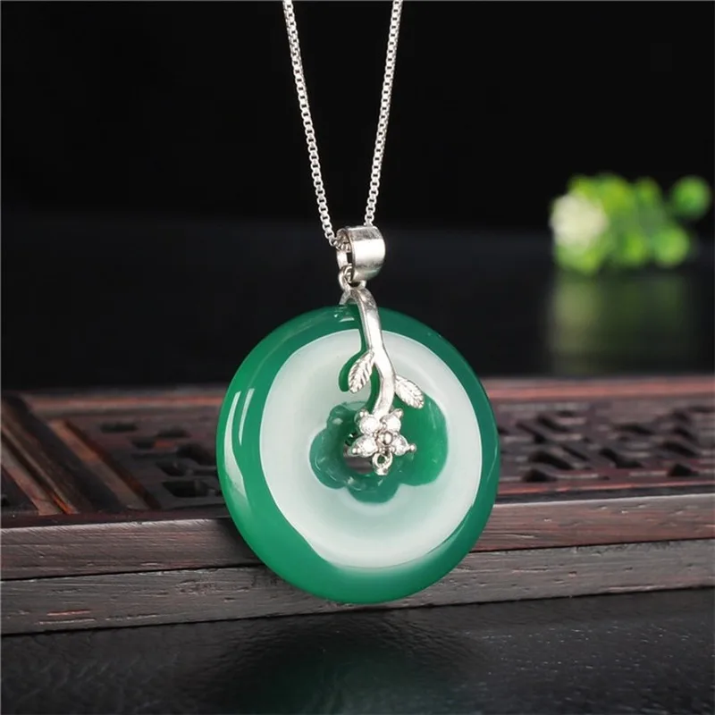 

Chinese Natural Green Hand-carved Agate Safe Jade Pendant Fashionable Men and Women Jewelry S925 Silver Inlaid Necklace