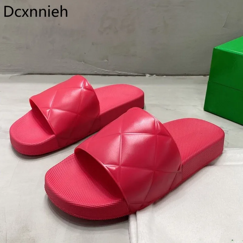 Женские шлепанцы из натуральной кожи розово-красные пляжные на плоской подошве
