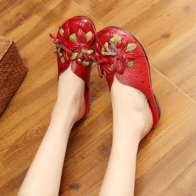 GKTINOO/Женская обувь из натуральной кожи; женские шлепанцы; уличные тапочки без застежки; женская обувь ручной работы; сандалии на плоской подошве с цветочным рисунком - Цвет: 8001 red