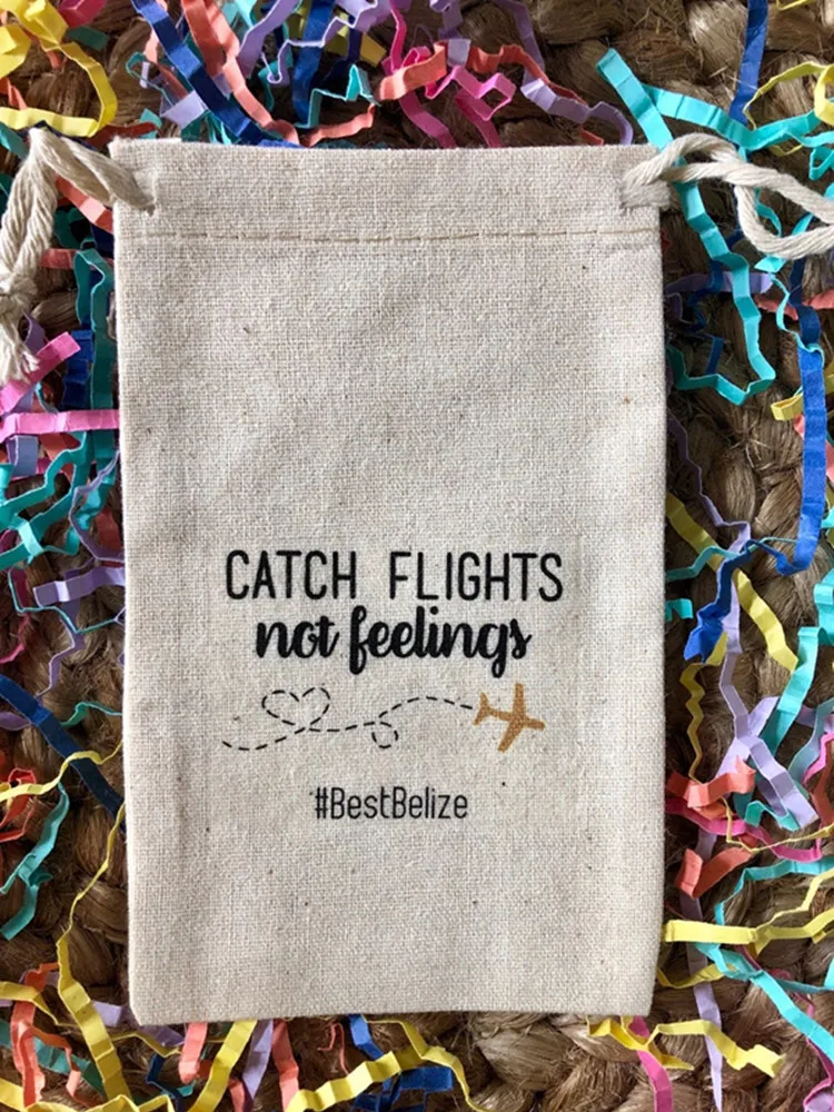 Set-of-10-personalize-any-text-Catch-Flights-Not-Feelings-Girls-Trip-Survival-Kit-Bags-Custom.jpg 10 -Es Készlet, Személyre Szabhatja A Szövegeket, Nem Érzések, Lányok Utazás Túlélési Készlet Táskák / Egyedi Esküvői Muszlin Pamut Fős - Image 3