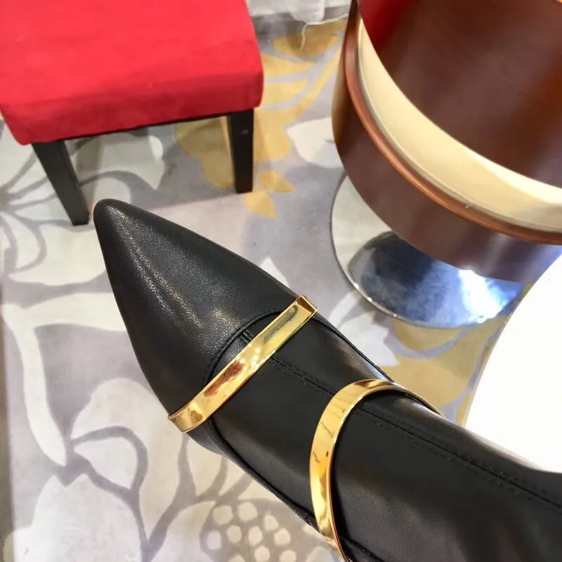Пикантные высокие сапоги на тонком высоком каблуке; женская зимняя обувь с острым носком и одним ремешком; женские узкие полосы с металлическим декором; черные сапоги