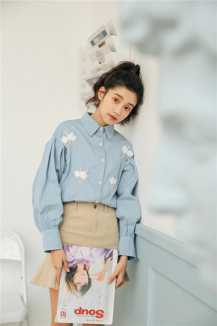 Корейский стиль Осень Весна Женская хлопковая Джинсовая блузка с отложным воротником светло-голубые блузки с цветочной вышивкой Рубашки с рукавами-фонариками
