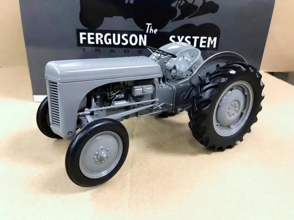 Универсальные хобби 1/16 Фергюсон чай 20 1949 трактор литья под давлением модель UH2690