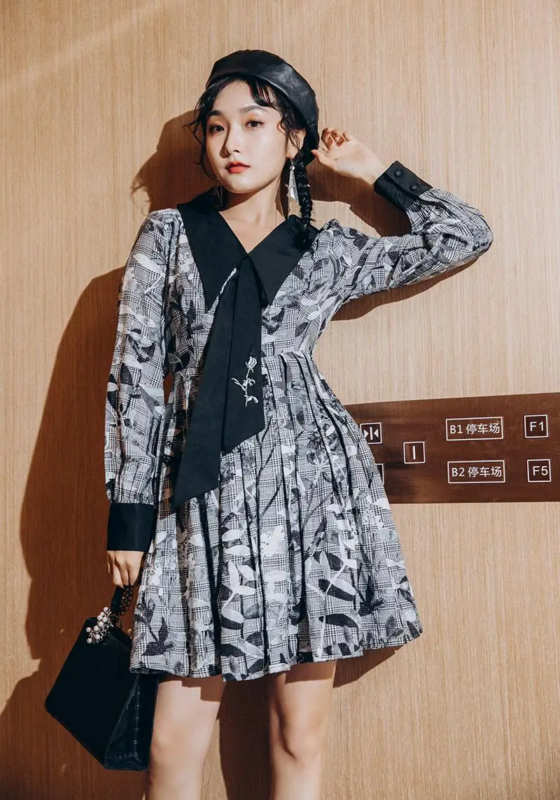 Spot romantic French retro printed shirt collar dress in the autumn