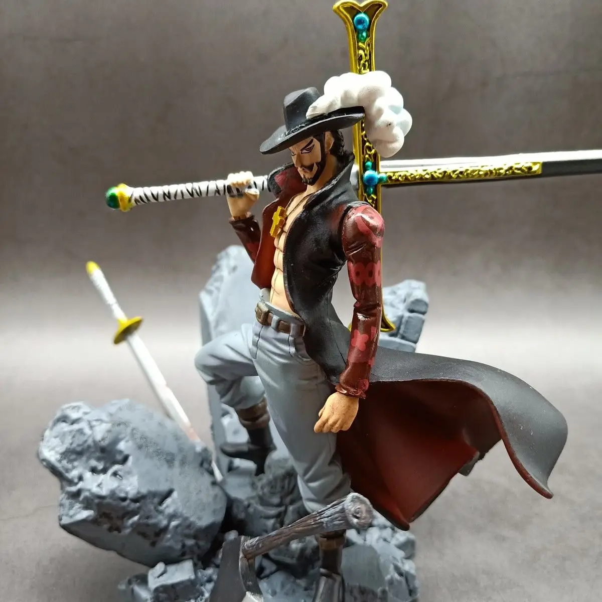 Uma peça dracule mihawk figura luffy shanks com espada brinquedos modelo  boneca presentes brinquedo 15cm