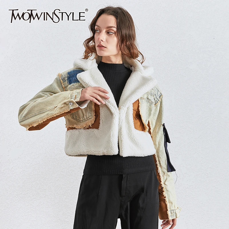 Женская джинсовая куртка TWOTWINSTYLE голубая составного кроя с отложным воротником