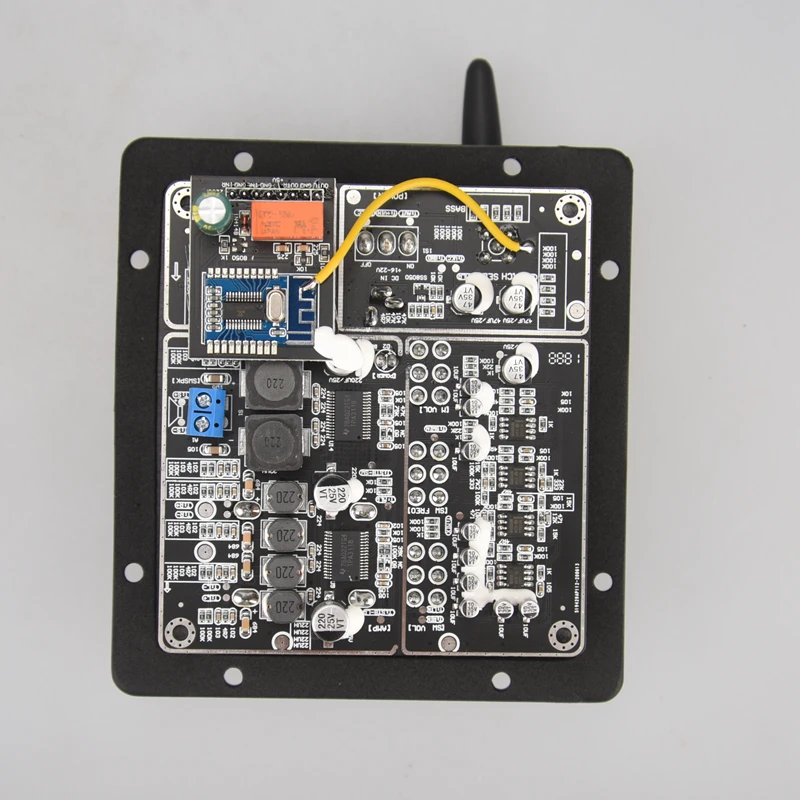 * 2 + 60w sub amp com saída de 2.0 independente
