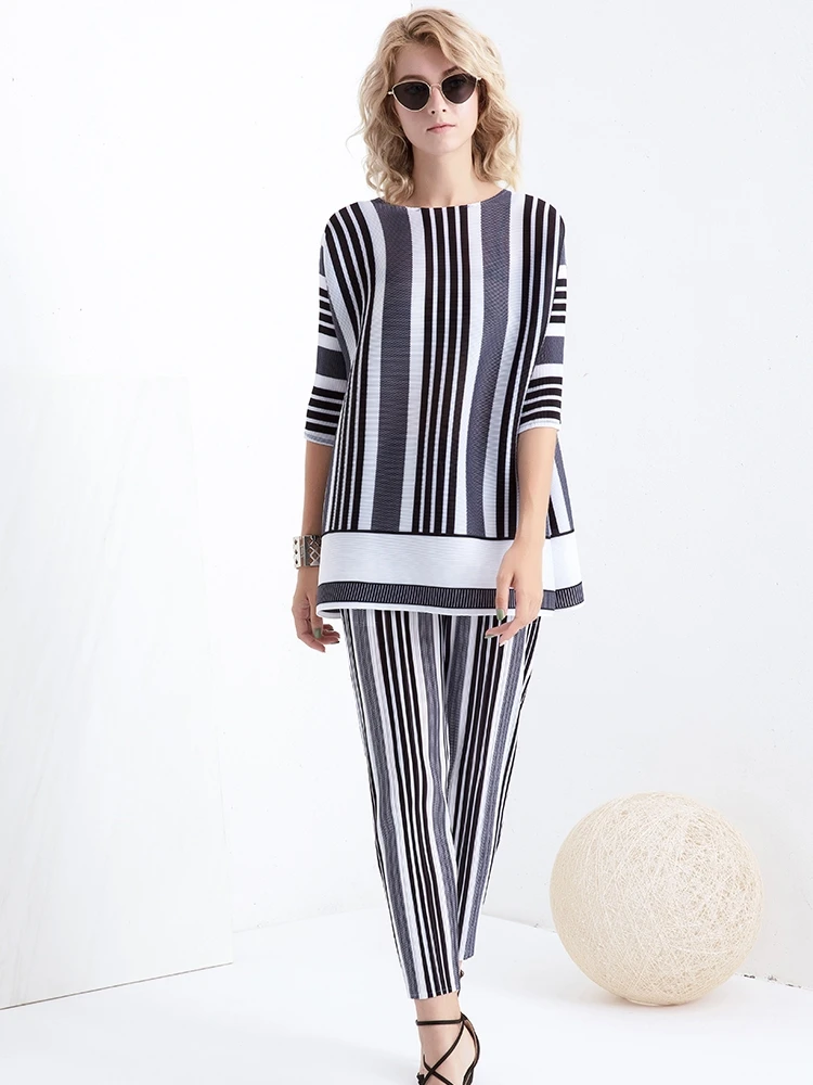 

Plus Size Pant Suits Women 2019 Autumn Loose Elastic Miyake Pleated T-Shirt + Pants Stripes Two Piece Set For Women With 45-75KG