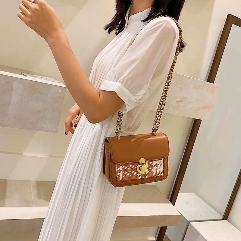 

The new 2019 tide collides with each other with a single shoulder bag and a small square bag is slanted in the fashion chain
