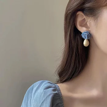 

DI-415 Hot Sale Winter Elegant Blue Fluffy Flower Dangle Earrings For Women Fashion Acrylic Waterdrop Pendientes Jewelry