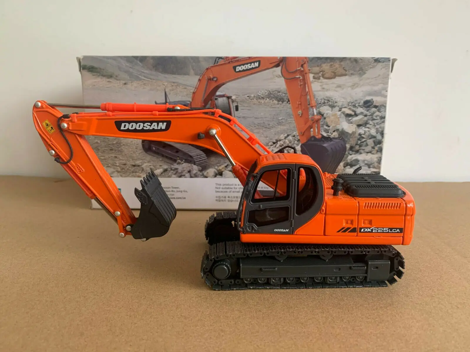 Гидравлический экскаватор Doosan DX225LCA масштаб 1:40 литая модель новая в оригинальной