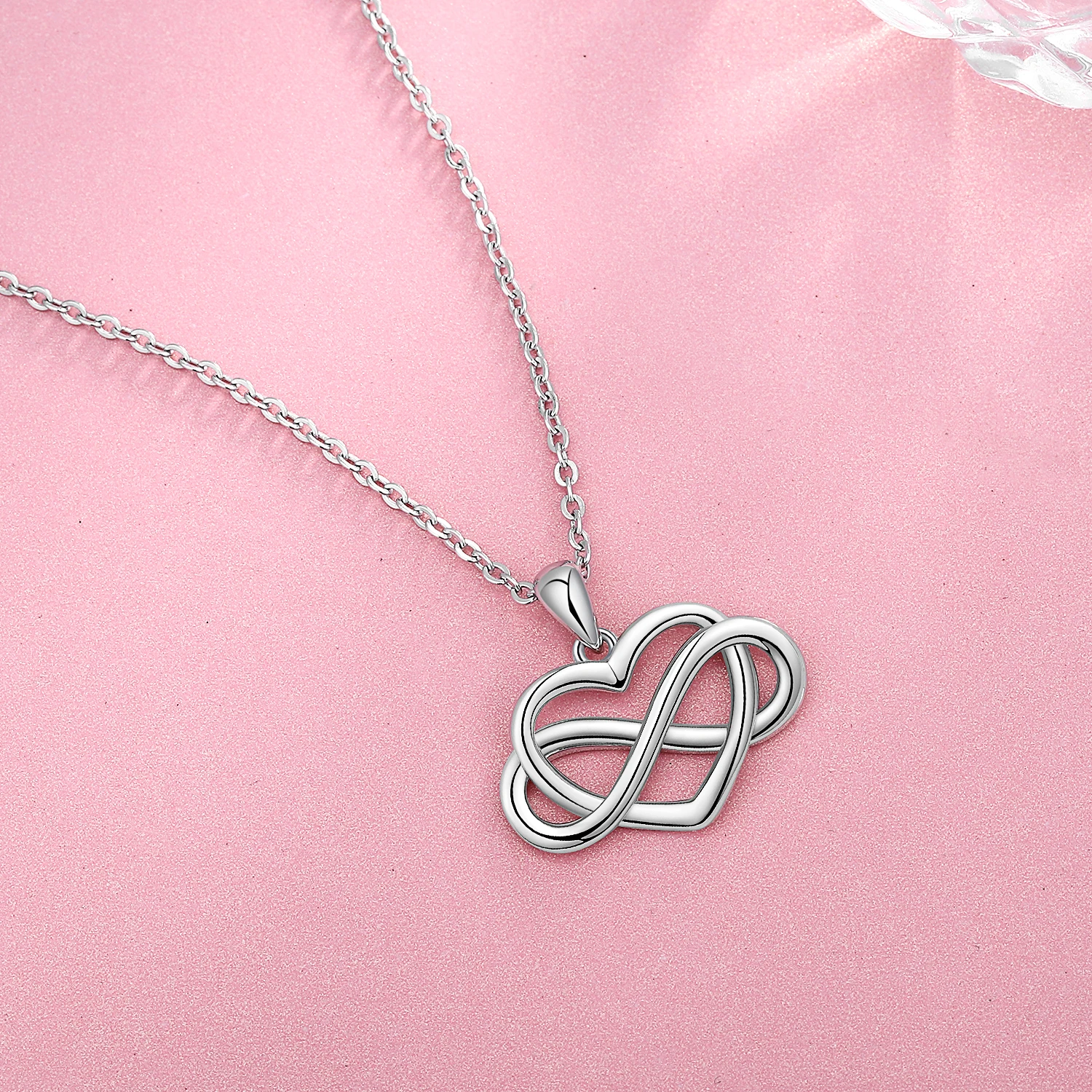 Женское колье из серебра 925 пробы с подвеской в виде символа