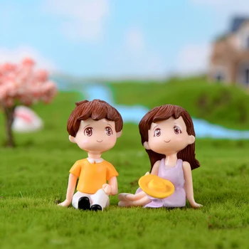 

ZOCDOU 2 Pieces Lovers Sweethearts Girl Boy Student Romantic Rest Travel Grass Model Small Statue Figurine Crafts Miniatures