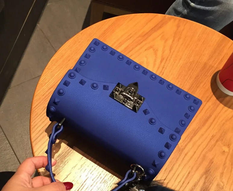 blue Женские сумки из ПВХ с жесткими заклепками, новинка, черные, красные, зеленые, яркие цвета, для молодых девушек, сумки на одно плечо, Брендовые женские сумки через плечо - Цвет: blue