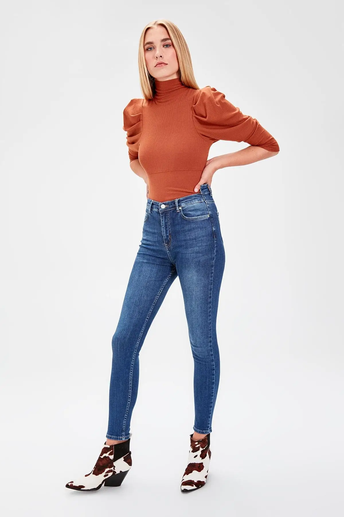 Trendyol синие облегающие джинсы с завышенной талией TWOAW20JE0095