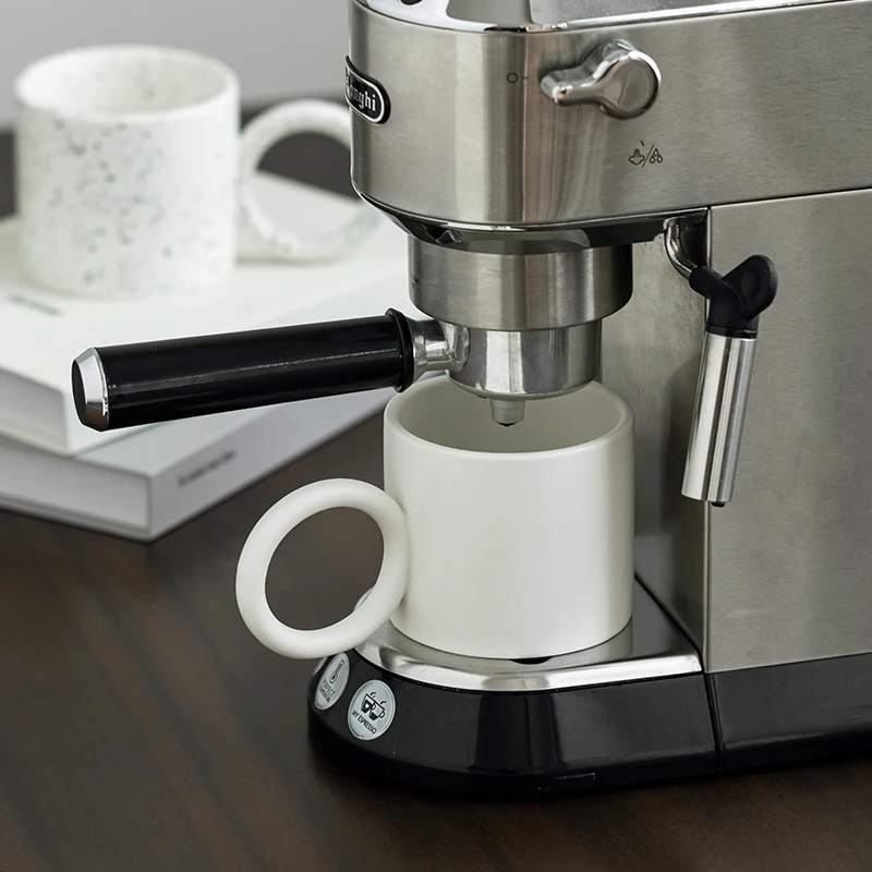 كوب من السيراميك بتصميم غريب ومميز