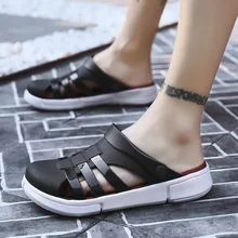 Новые стильные мужские шлепанцы; сезон лето; пляжная пористая обувь больших размеров; уличные сандалии с мягкой нескользящей подошвой; размеры 40-45