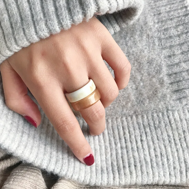 

2019 Fashion Vintage Wide Ivory White Twilight Acrylic Rings For Women Simple Frech Romantic Ring Charm Party Jewelry Gifts