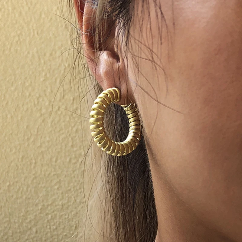 

Spiral Line Hoop Earrings for Women C-shaped Geometric Round Circle Loop Earrings Vintage Simple Statement Earring Jewelry