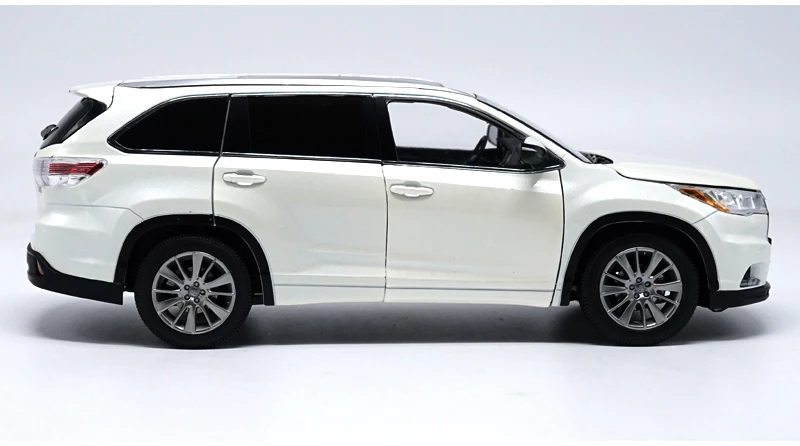 1:18 TOYOTA HIGHLAND литая под давлением Модель автомобиля игрушки Металлическая Модель автомобиля оригинальная коробка