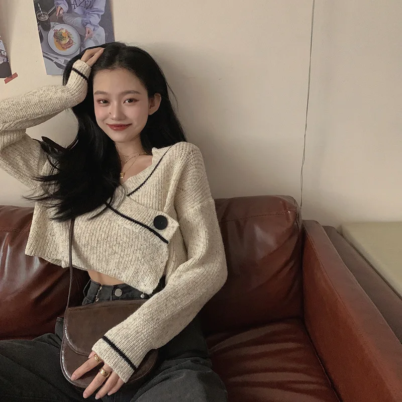

WANYUCL design knitted sweater 2020 new long-sleeved V-neck top loose lazy style short sweater women