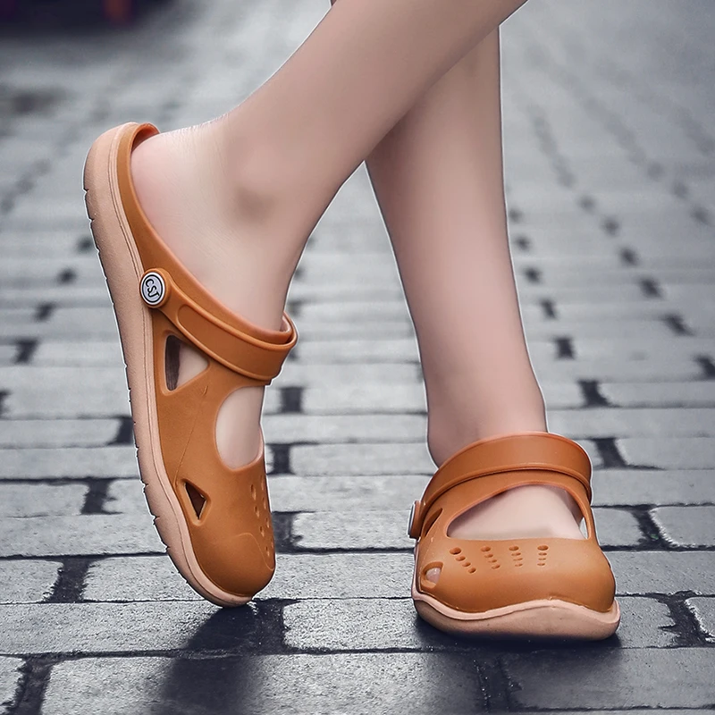 2021 Women Sandals Hole Shoes Couple Home Slippers Summer Hollow Buckle Men and Women Beach Flat Shoes Women Sandals