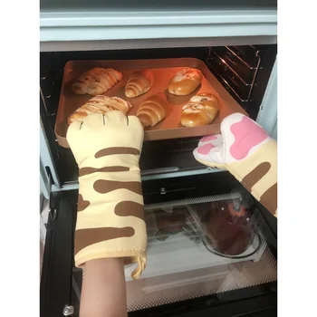 

1Pair 3D Cartoon Cat Paws Oven Mitt Heat Resistant Protective Oven Gloves Beige Kitchen Gloves