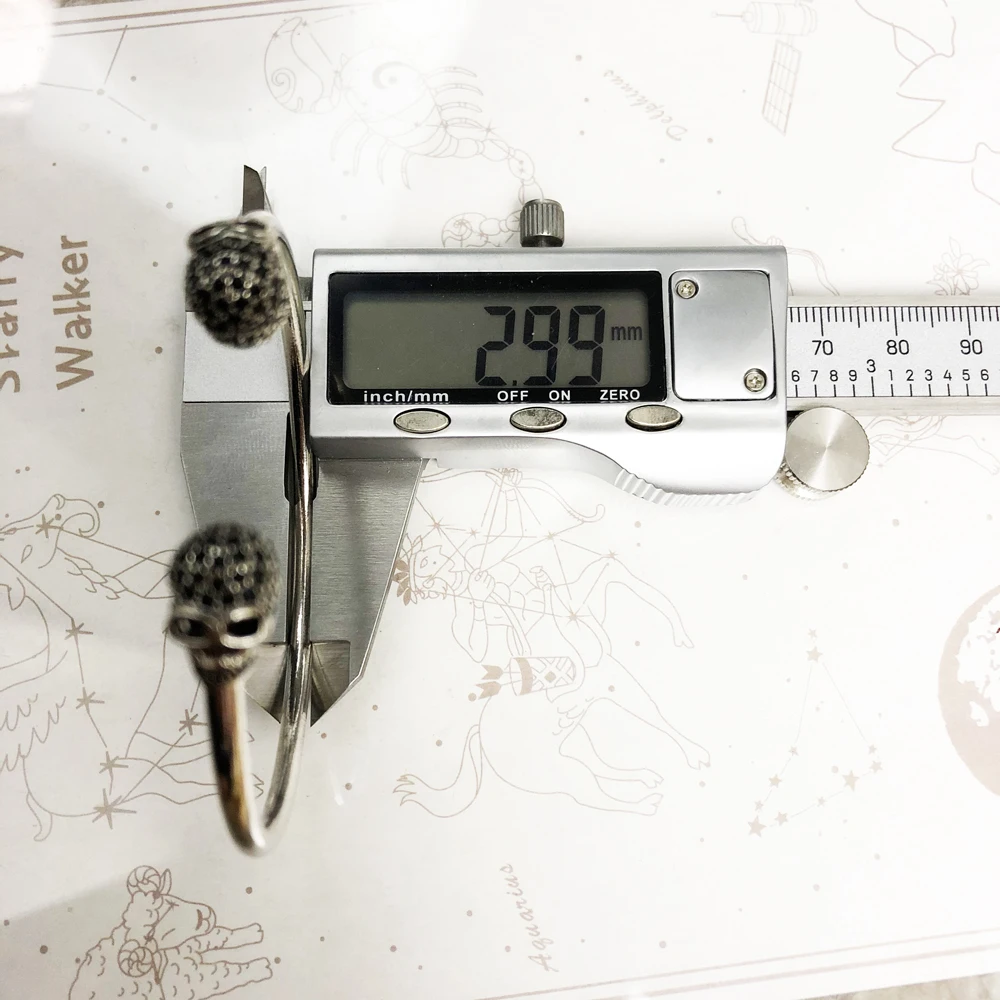 반항적인 남성과 여성을 위한 매혹적인 스컬 페이브 브레이슬릿