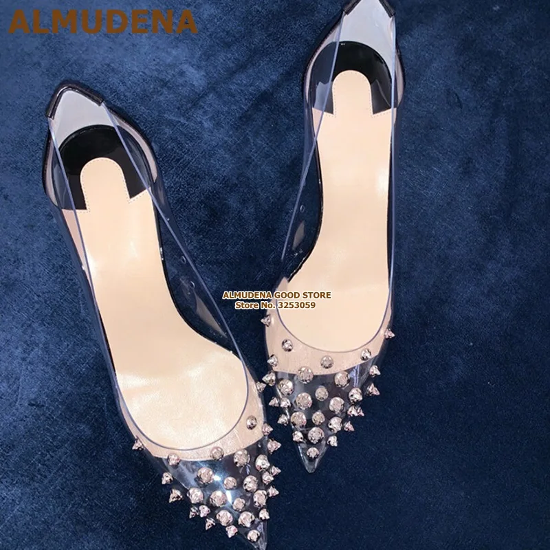 ALMUDENA/золотистые туфли-лодочки с заклепками из пвх; свадебные туфли с острым носком и шипами в стиле пэчворк; модельные туфли-лодочки золотого, серебряного цвета на каблуке 12 см и 10 см