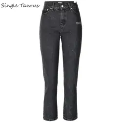 Горячее тиснение букв джинсы Для женщин модные свободные прямые джинсовые штаны Высокая талия черный бойфренд джинсовые, длиной до колена