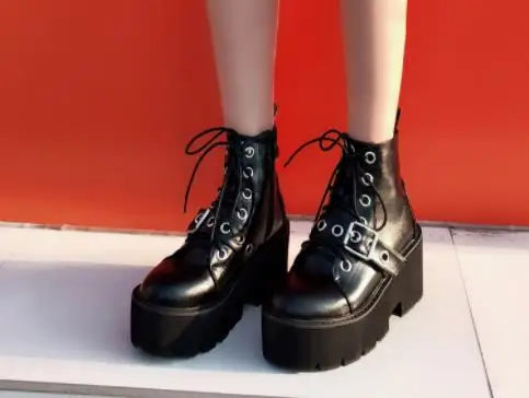 Женские армейские ботинки на платформе; обувь в стиле панк на высоком блочном каблуке; готические ботинки в Военном Стиле с заклепками и пряжкой; большие размеры 35-39