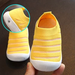 Sapatos de bebê com som para primeiros passos, calçados infantis respiráveis de malha com fundo macio e antiderrapante para crianças