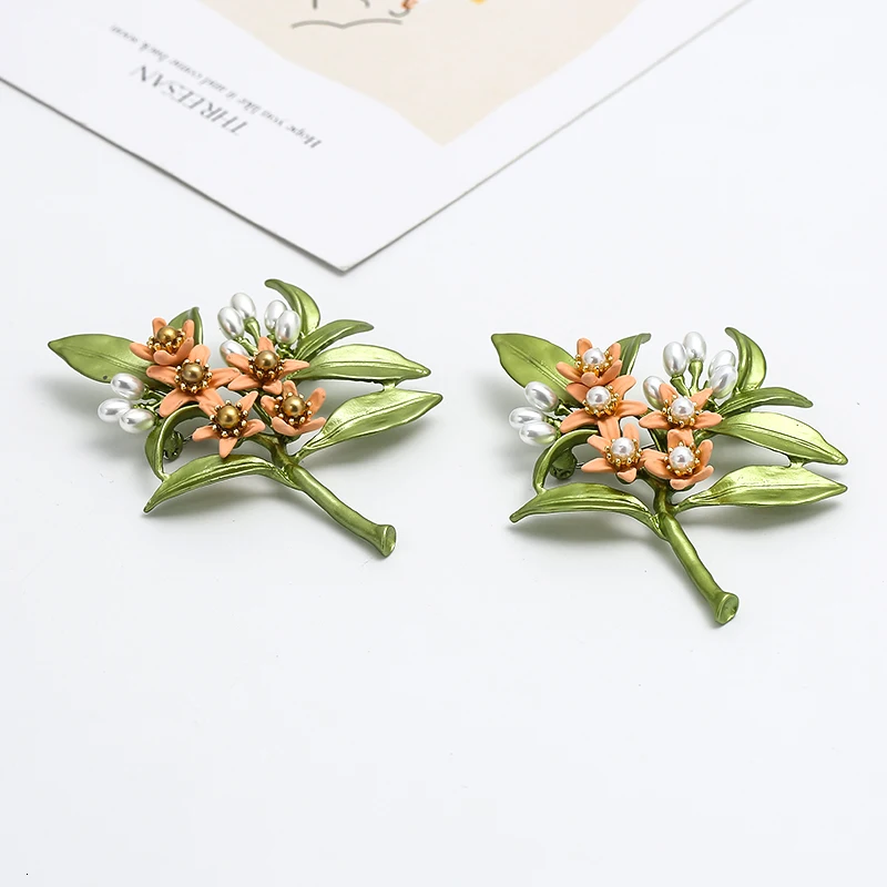 WKOUD EAM Neckline Brooch Pins Overwatch High-end leaf flower vintage Women Charm Jewelry New Female Accessories Gift ZJ766