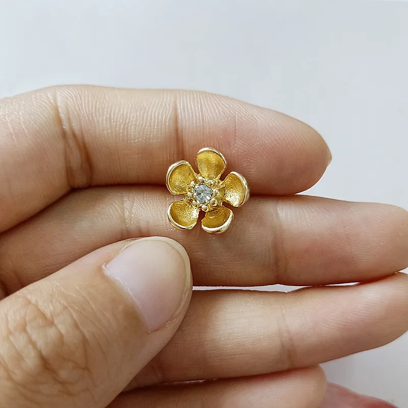 

50pcs 13mm Gold color Small Crystal Core Flower pendant for cloth/wedding hair Jewelry Findings for DIY Handmade Jewelry Making