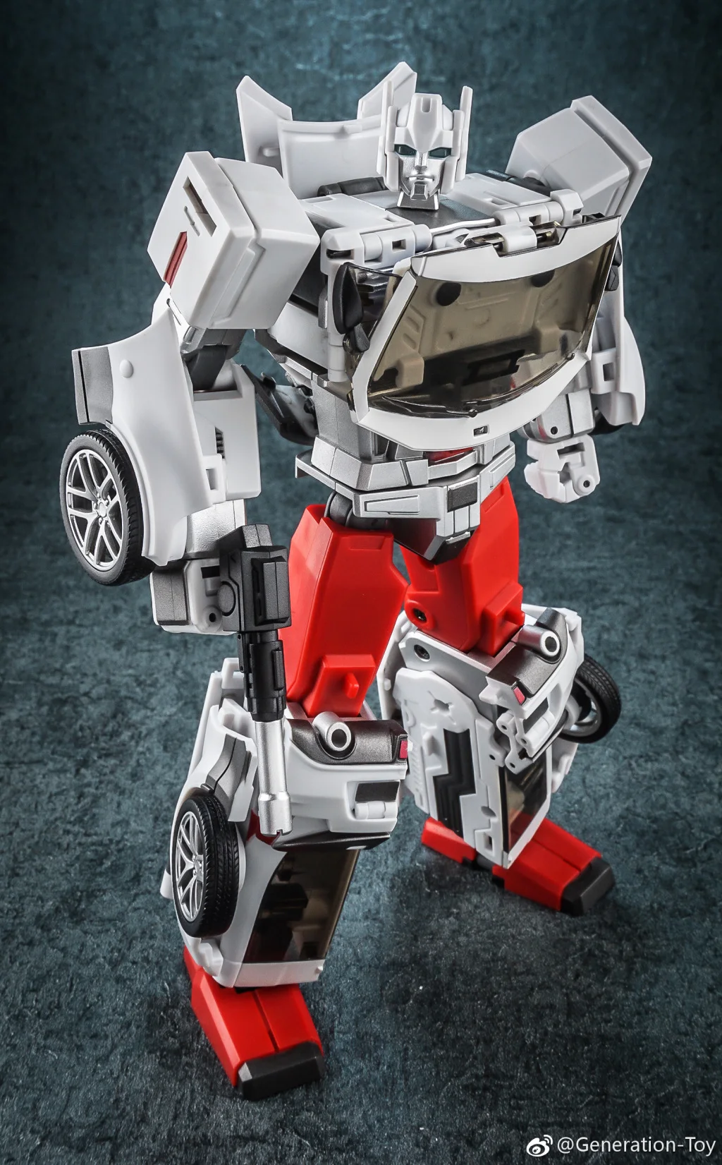 

Generation Toy GT Guardian GT-08A Sergeant Defensor Streetwise Transformation Action Figure
