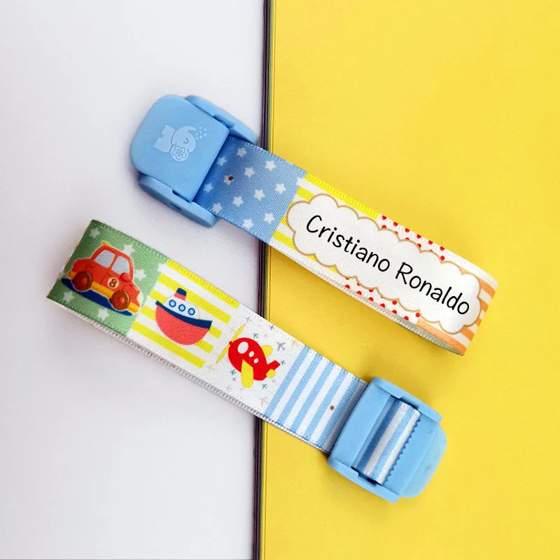 Cinta de seda con hebilla colgante, pegatinas con Nombre del bebé para jardín de infantes, etiqueta de ropa para niños, uniformes preescolares para estudiantes, botón a presión 21