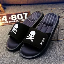 Летние мужские тапочки в Корейском стиле; парные Нескользящие сандалии с рисунком черепа; модные пляжные шлепанцы на плоской толстой подошве