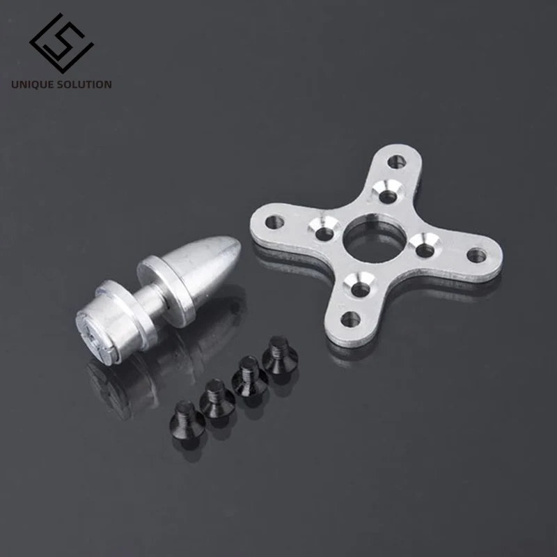 Gros plan sur le moteur sans balais 2208 2600KV, connecteurs dorés et visserie.
