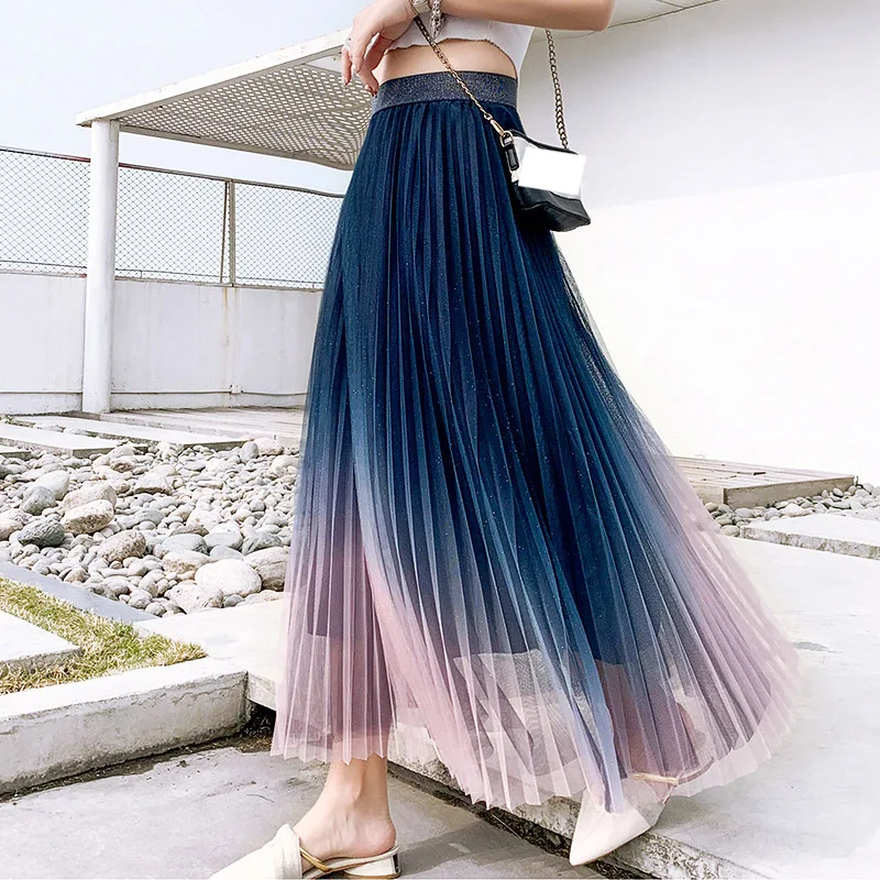 Плиссированная юбка от givenchy как у меган. Платье плиссированное с градиентом. Юбка плиссе градиент. Юбка омбре плиссированная. Градиентная плиссированная юбка.