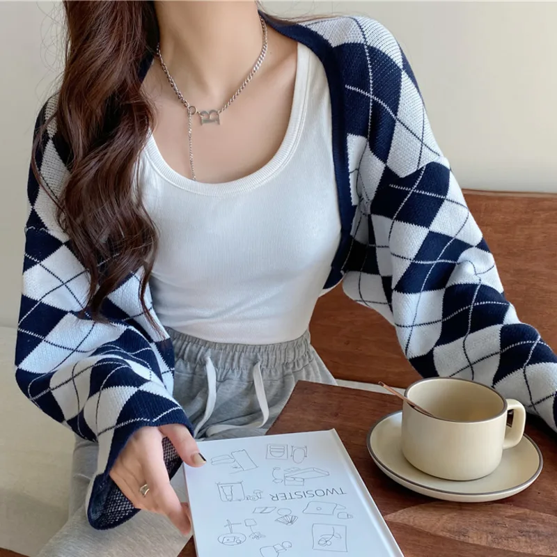 Женский свободный короткий свитер в контрастную клетку Осень-зима 2021 |