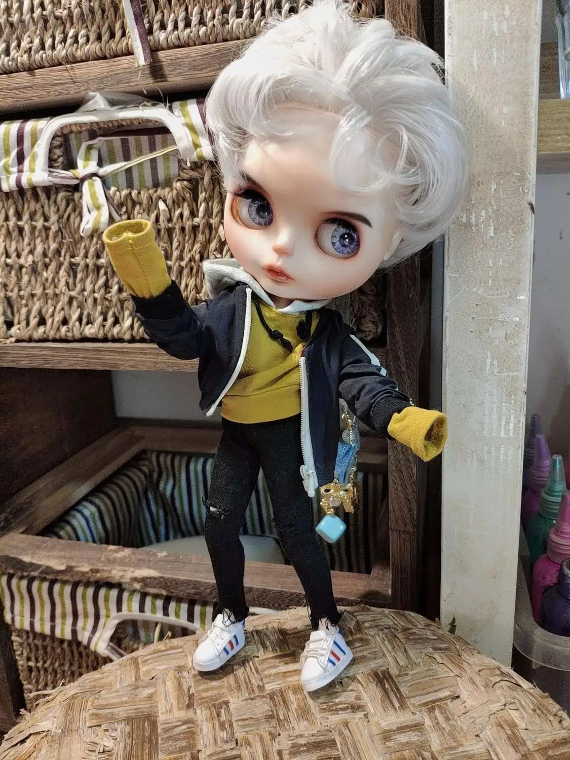 

Gray hair, fashion boys don't include clothes.