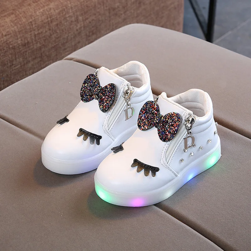 

New LED Luminous Shoes Children Cute Big Eyelashes Girls Sneakers Cartoon Bling Bow-tie Baby Girl Glowing Up Shoes Rivets D03021